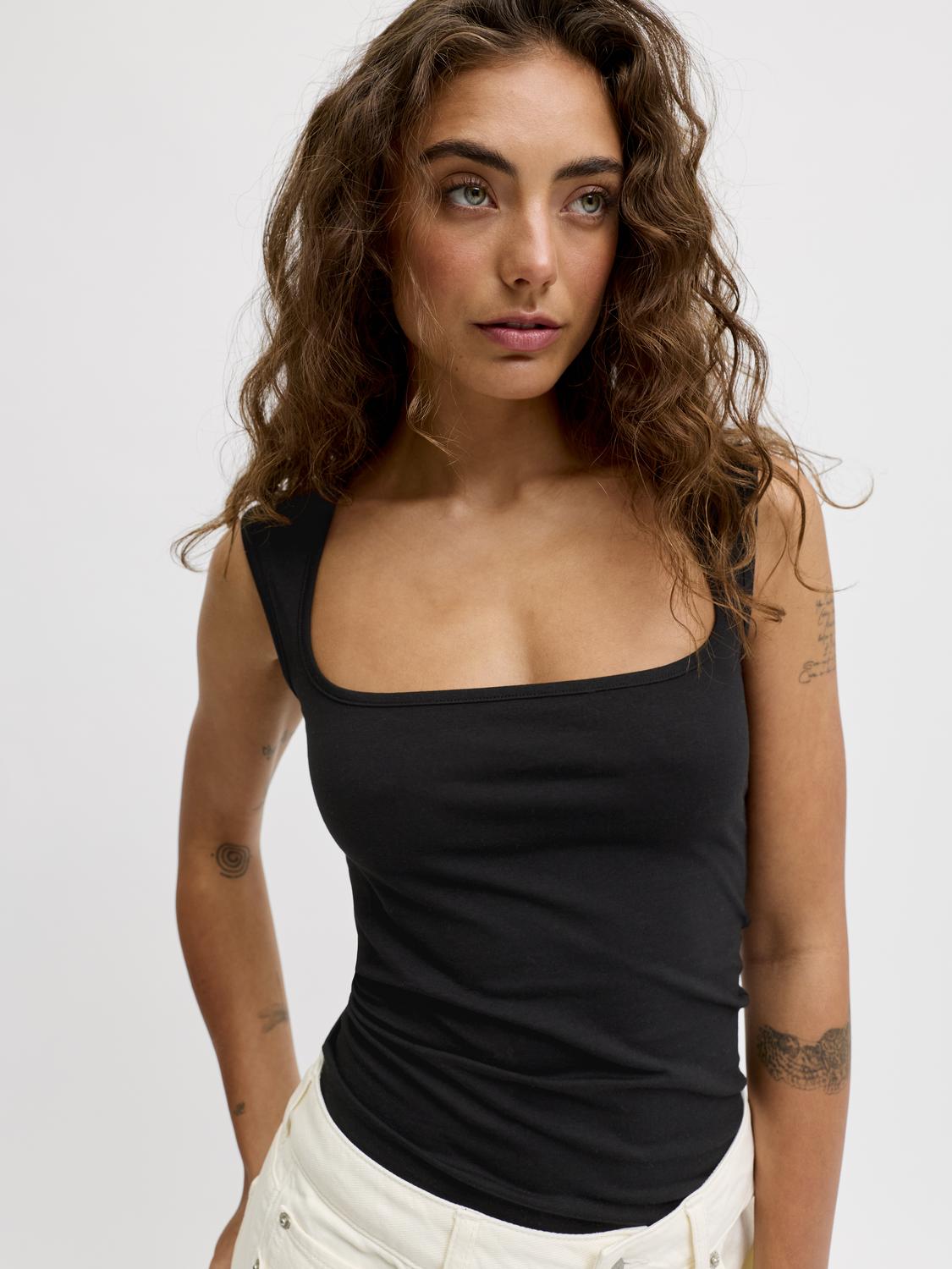 model_shot-creative